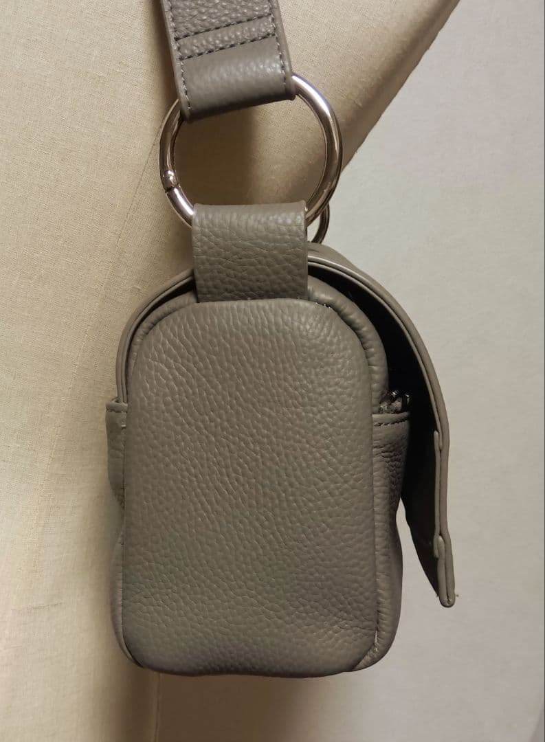 ビアズリー　ショルダーバッグ　レザーボディバッグ　グレイッシュベージュ