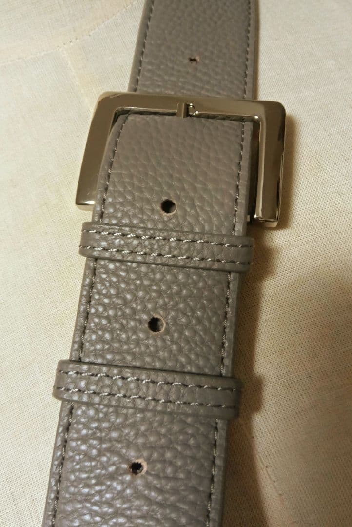 ビアズリー　ショルダーバッグ　レザーボディバッグ　グレイッシュベージュ