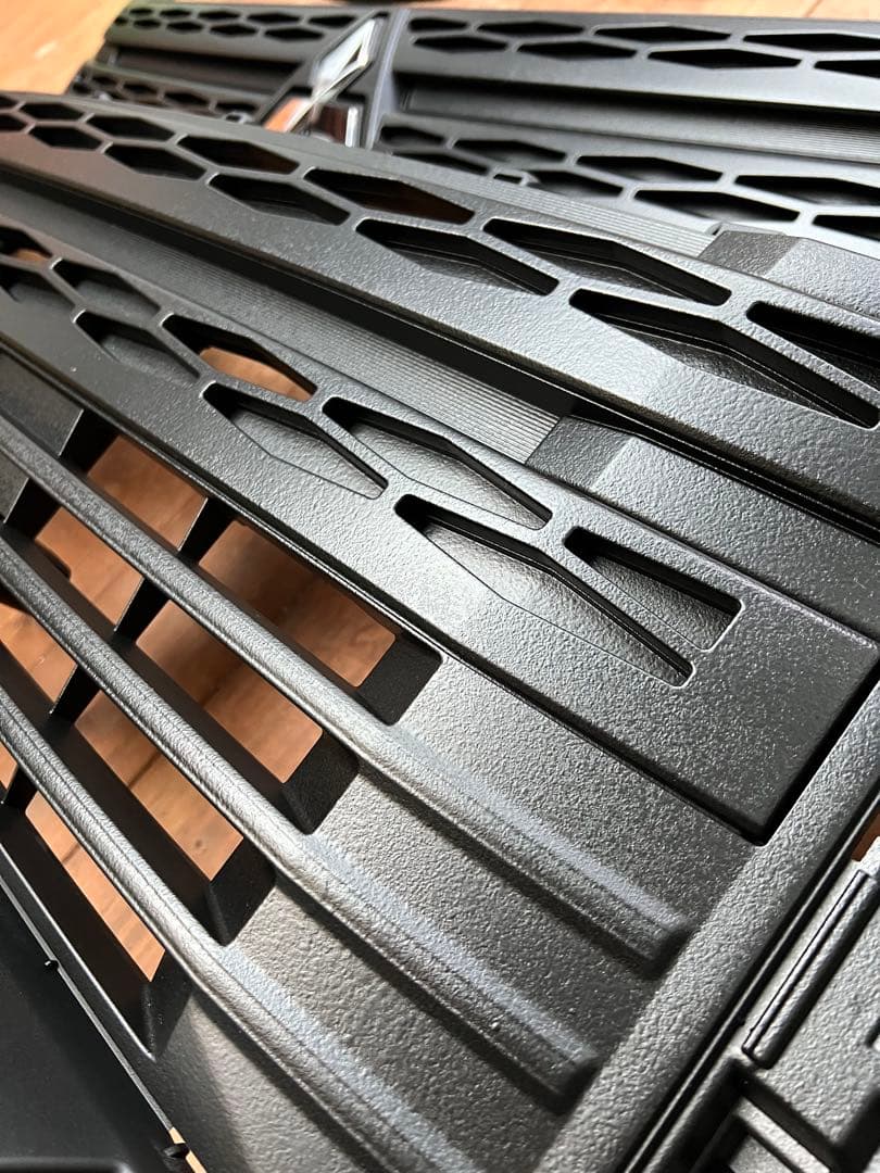 送料込み。新型デリカD5 フロントグリル周り一式 チッピング塗装品