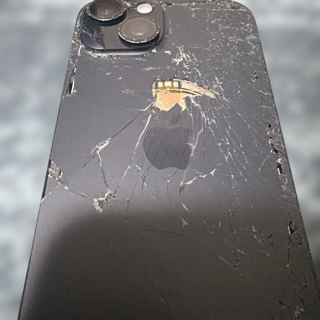 iPhone 15 本体 両面ひび割れあり