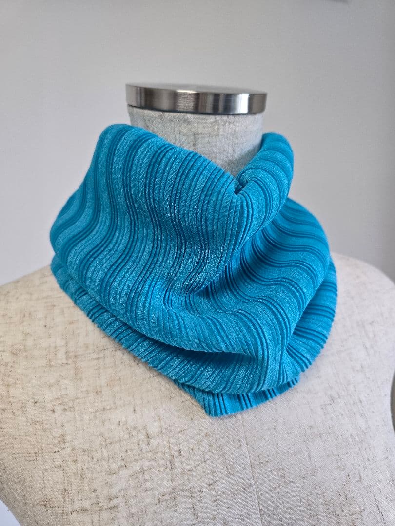 美品プリーツプリーズイッセイミヤケ プリーツスヌード オーチューブ マフラー