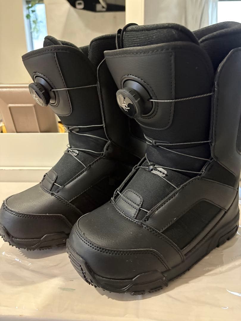 ブラック スノーボードブーツ ボアシステム