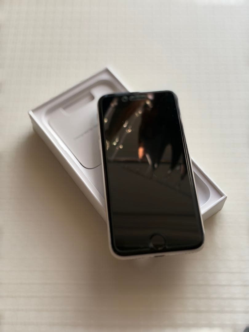 iPhone SE (第3世代) スターライト 256GB 付属品あり 傷なし