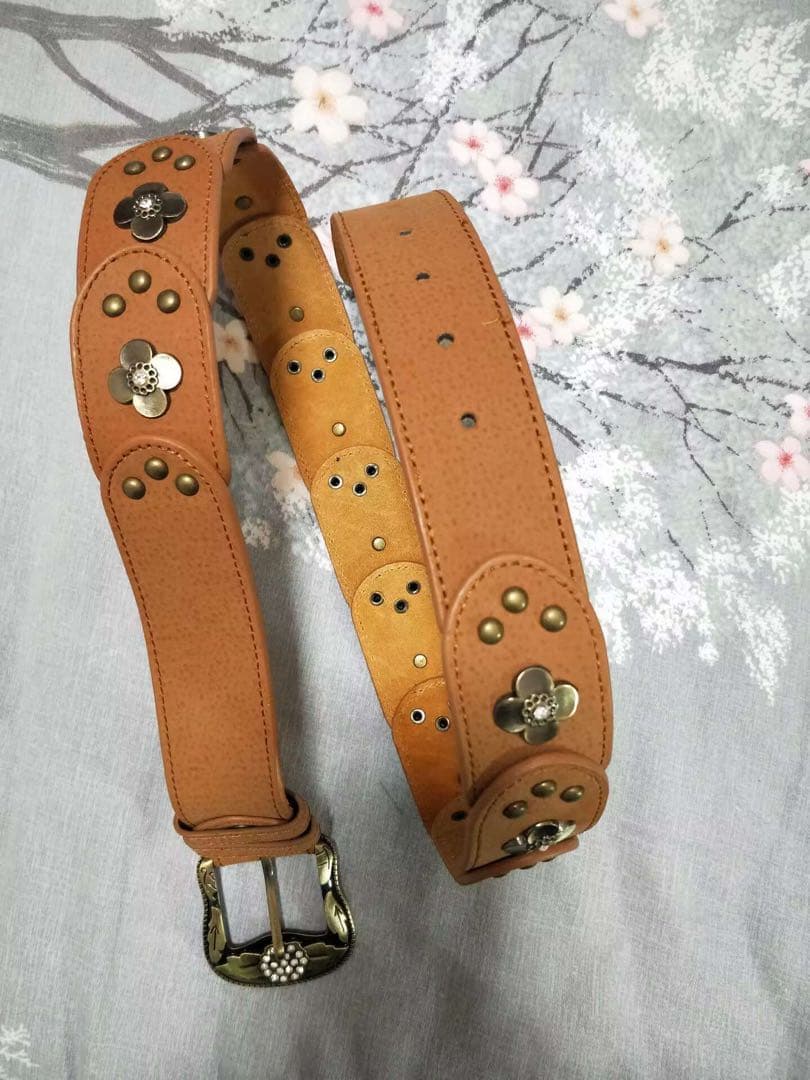 フラワーモチーフ付きブラウンレザーベルト