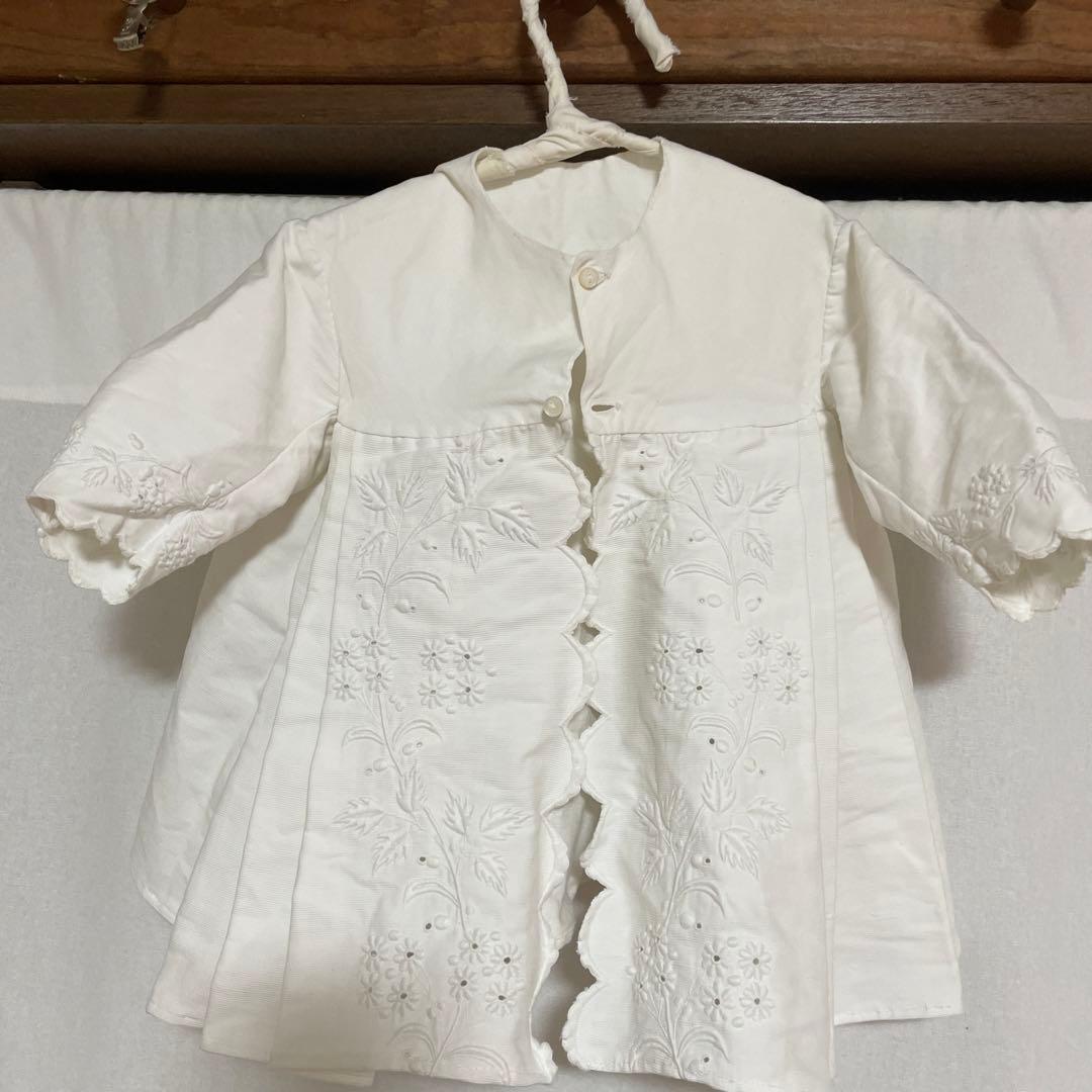 フランスアンティーク　Bebeの白い刺繍入りベビードレス