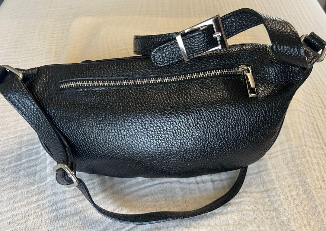 レア！美品AULENTTIオウレンティ黒 レザー ボディバッグ シルバー金具