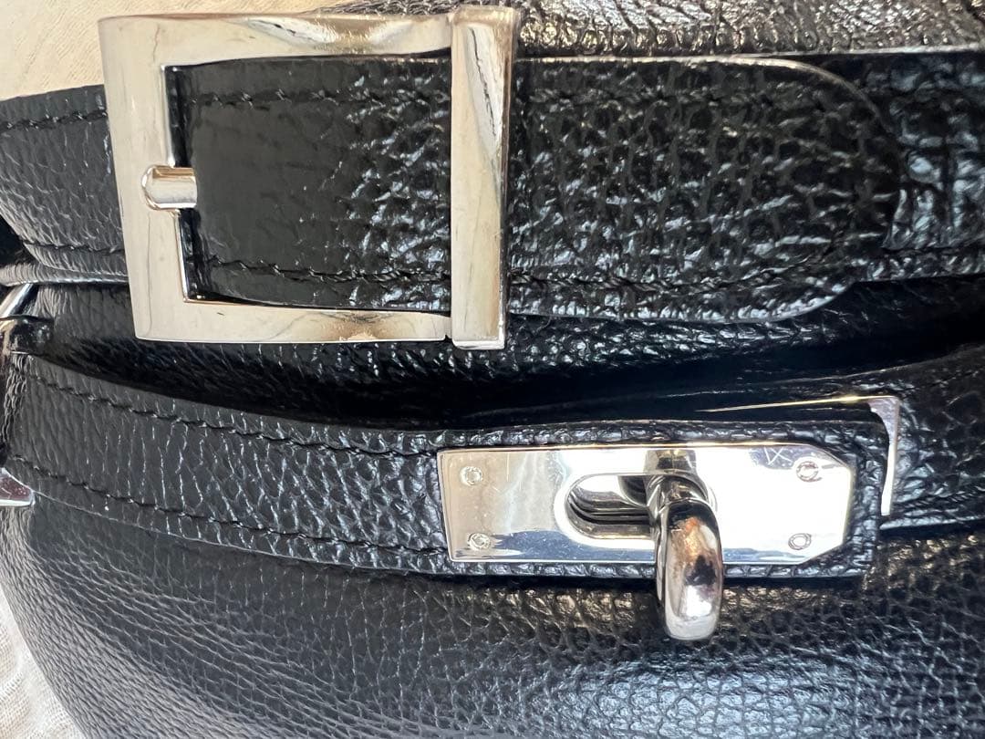 レア！美品AULENTTIオウレンティ黒 レザー ボディバッグ シルバー金具