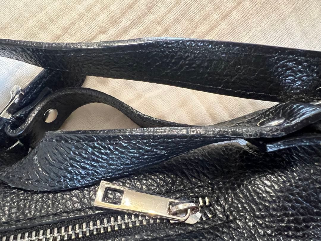 レア！美品AULENTTIオウレンティ黒 レザー ボディバッグ シルバー金具