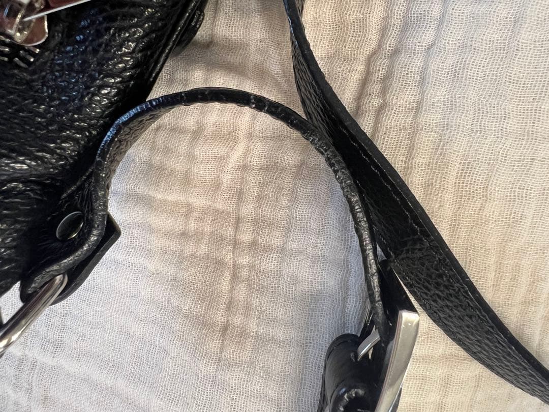 レア！美品AULENTTIオウレンティ黒 レザー ボディバッグ シルバー金具