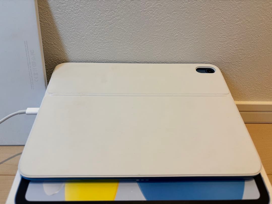 Apple iPad 第10世代 本体 ブルー (アップル純正キーボード付き⭐️)