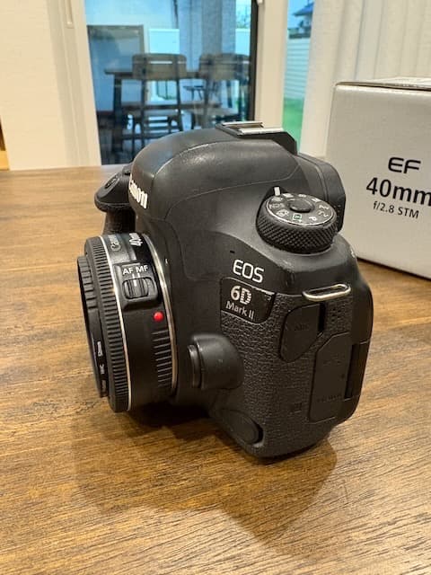 Canon EOS 6D Mark II + EF 40mm f/2.8 レンズ