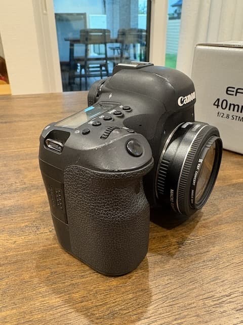 Canon EOS 6D Mark II + EF 40mm f/2.8 レンズ