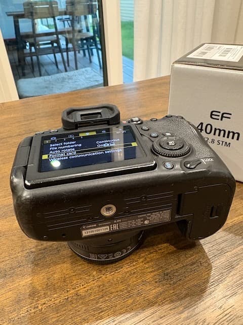 Canon EOS 6D Mark II + EF 40mm f/2.8 レンズ