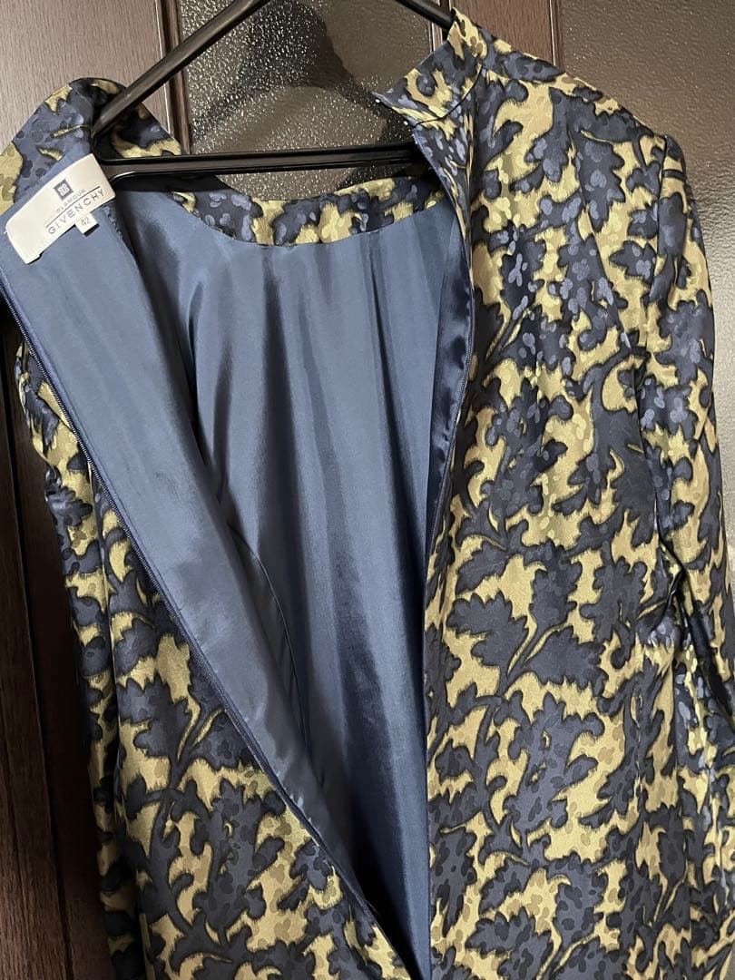 GIVENCHYの紺と淡黄グレーの総柄100%シルク長袖ワンピース　新品同様