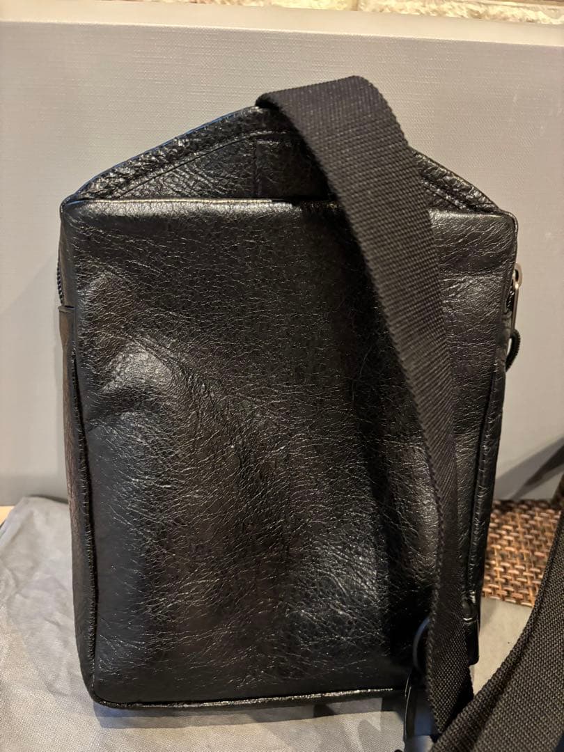 BALENCIAGA ブラックレザーショルダーバッグ