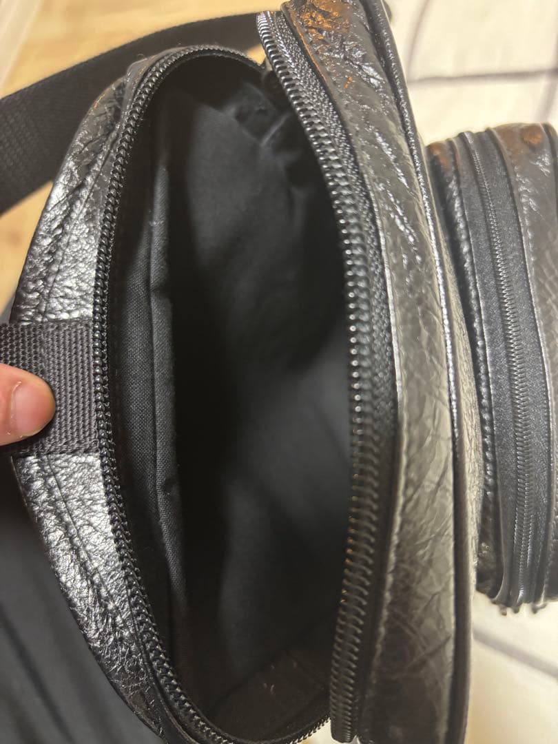 BALENCIAGA ブラックレザーショルダーバッグ