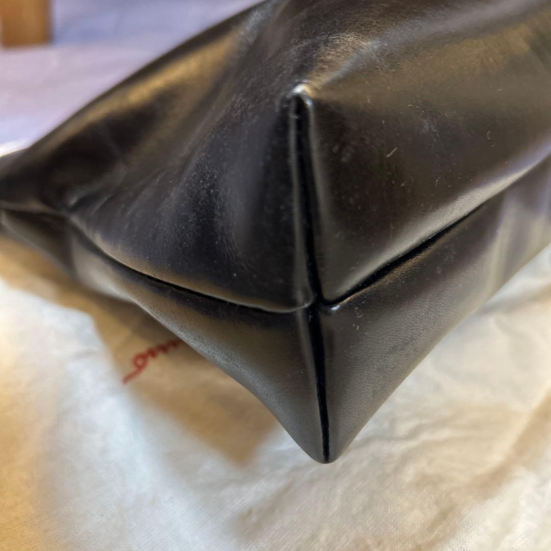 ブラックレザー クラッチバッグ ゴールド金具　 フェラガモ