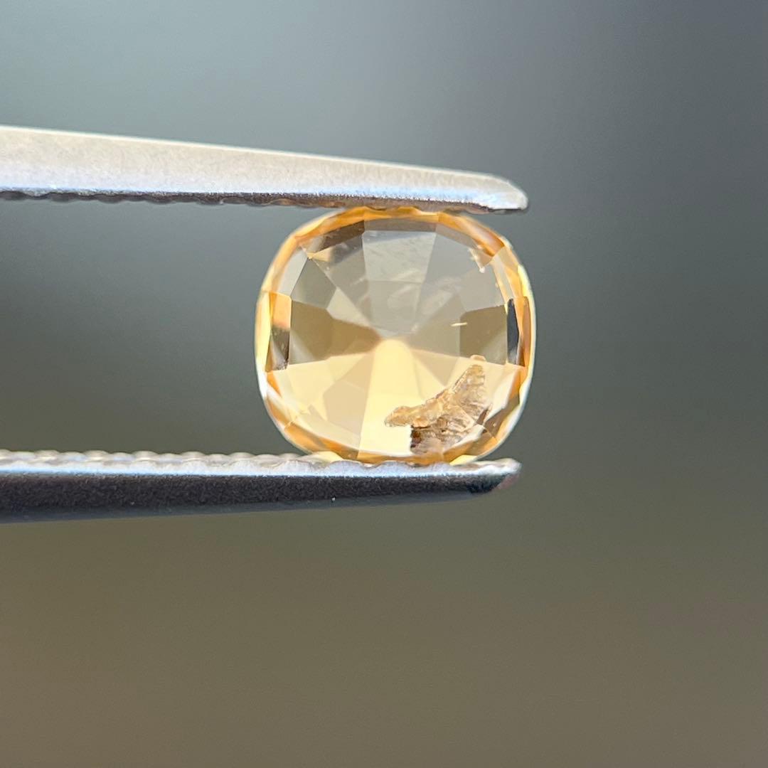 スリランカ産非加熱天然オレンジイエローサファイアルース