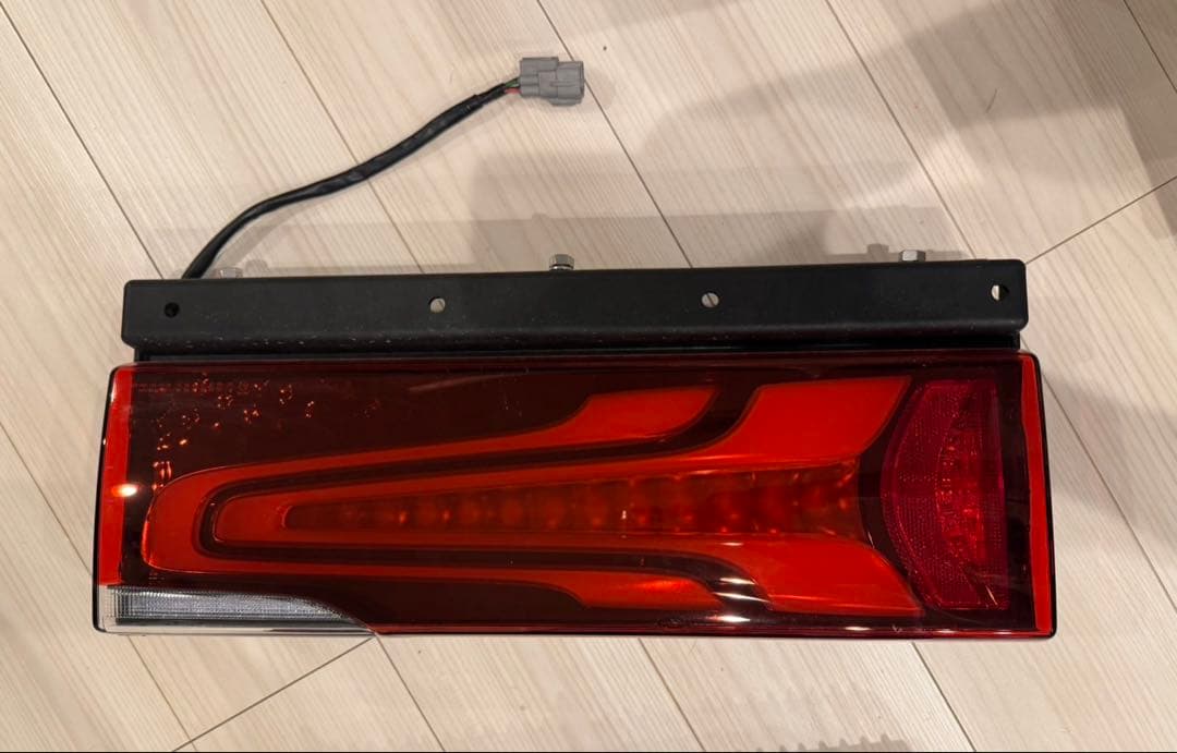 大型トラック　純正テール