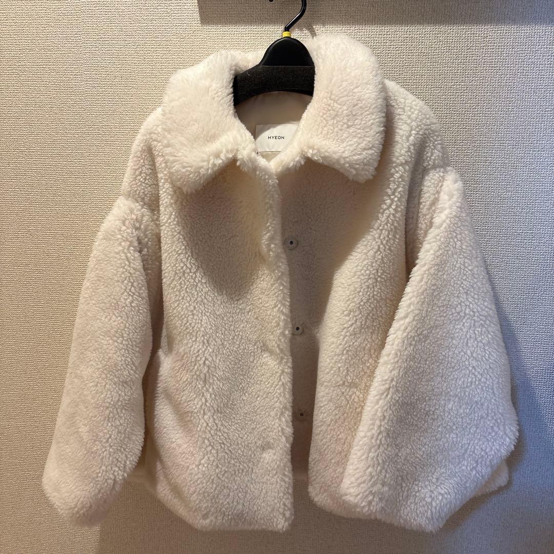 hyeon ted cape ホワイト　サイズS