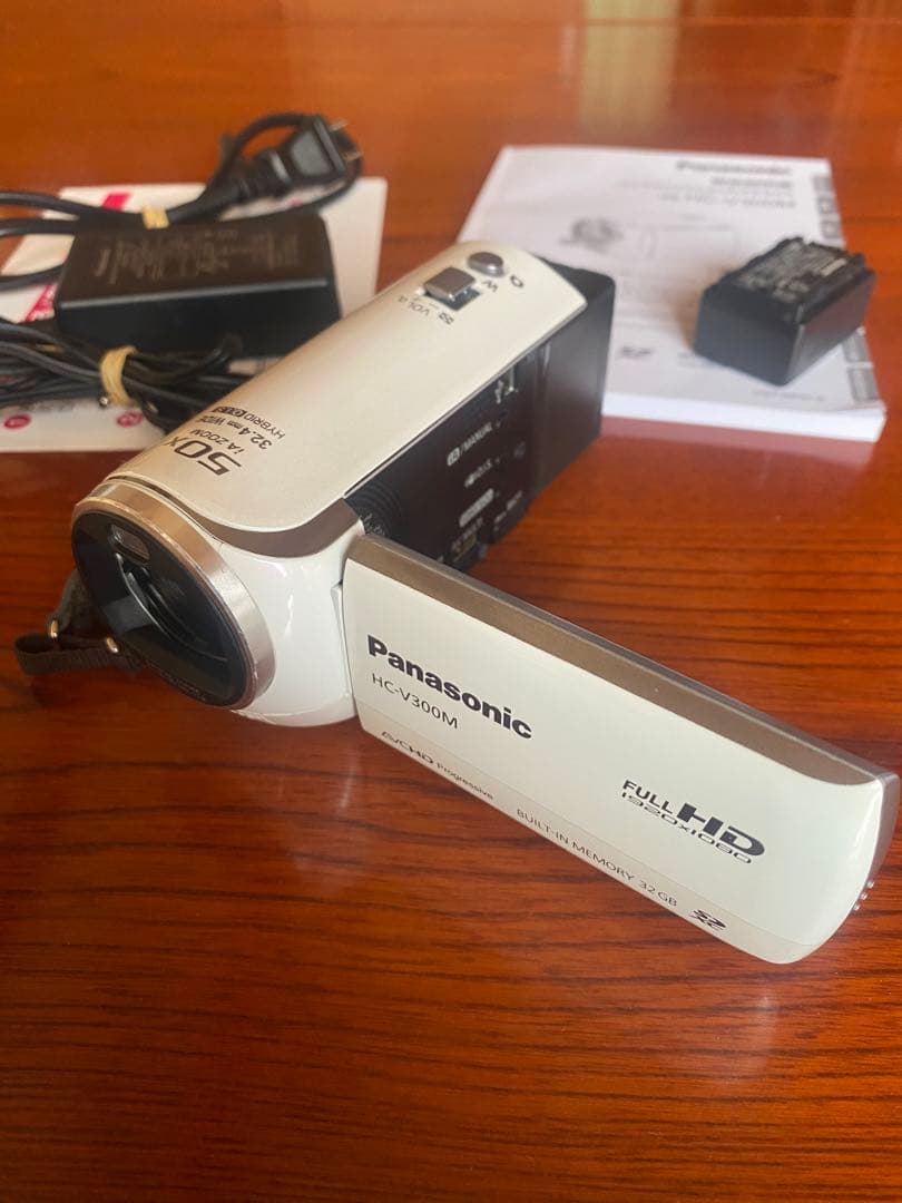 Panasonic HC-V300M かわいいホワイト ビデオカメラ