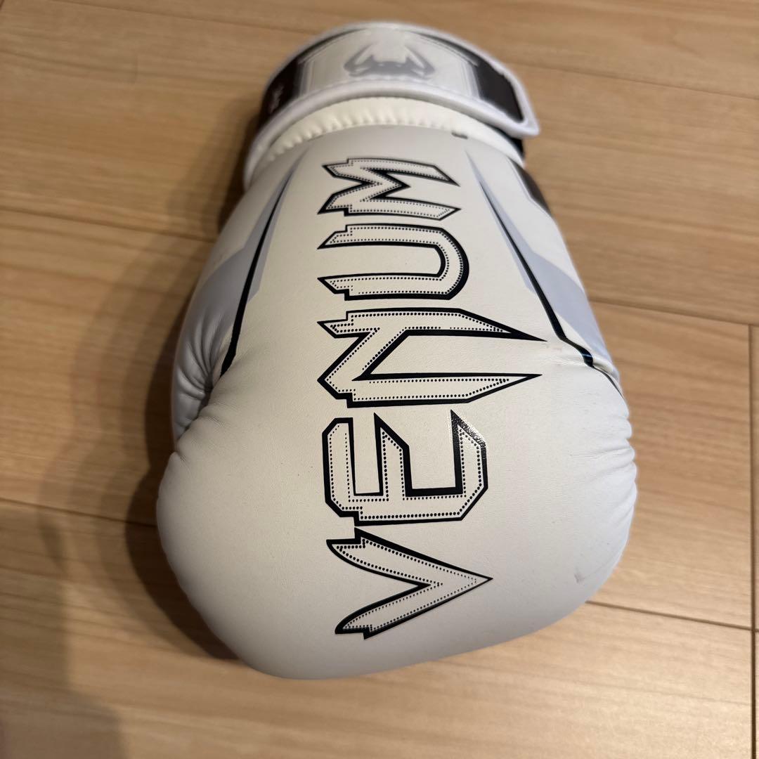 VENUM Elite 14oz ボクシンググローブ ホワイト