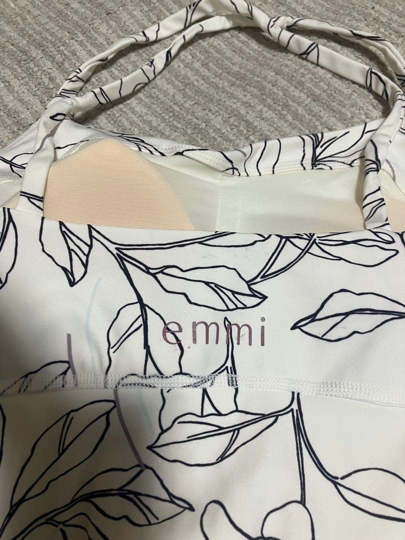 emmi yoga ニュアンスフラワーブラトップ　レギンス　上下　セットアップ