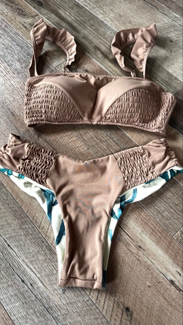 ALEXIA STAMブラウン フリル付きセパレート水着