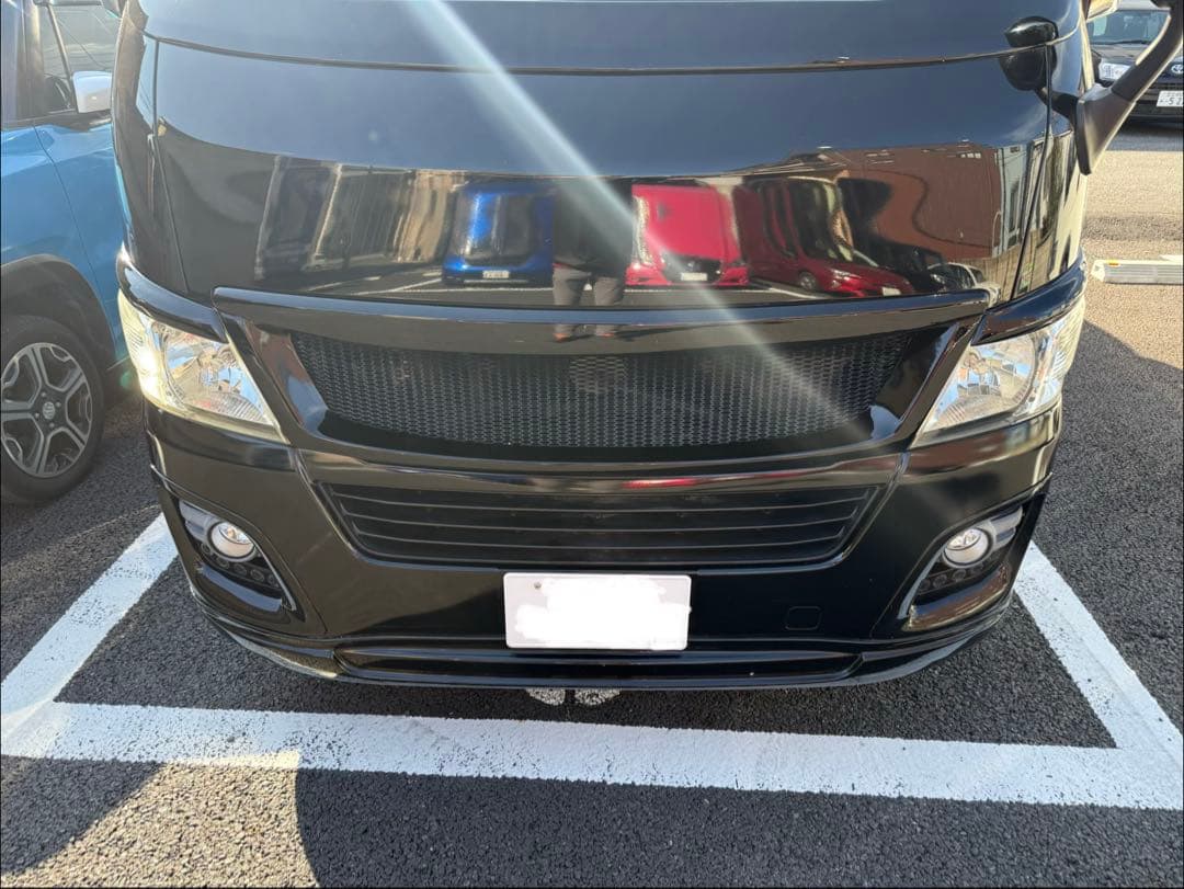 NV350 E26 キャラバン　グリルとアイライン　黒　とてもかっこいいですよー