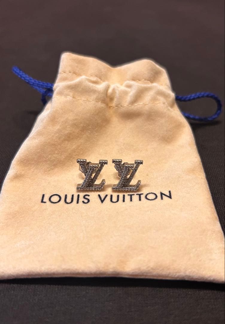 LOUIS VUITTON シルバーロゴピアス(両耳)