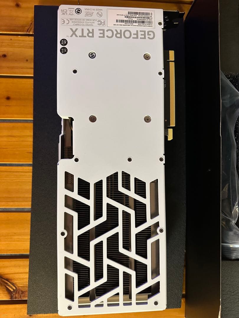 GeForce RTX 4070 Ti Super Whiteモデル