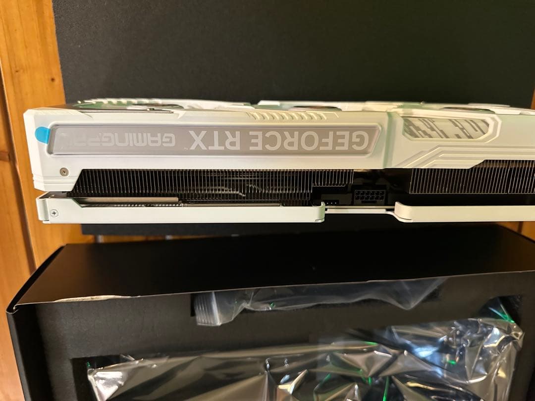 GeForce RTX 4070 Ti Super Whiteモデル