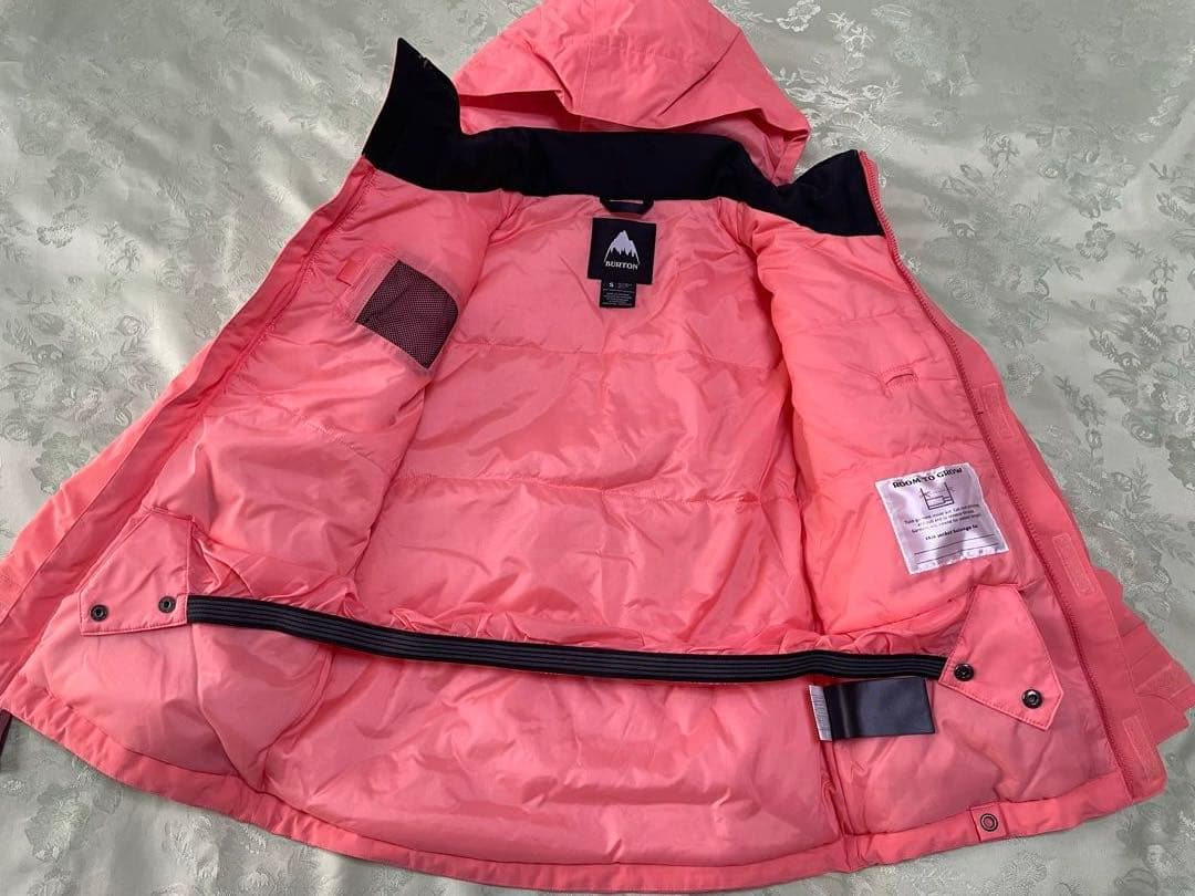 新品　バートン　キッズスノーボード上下セットとグローブとニット帽の4点セット