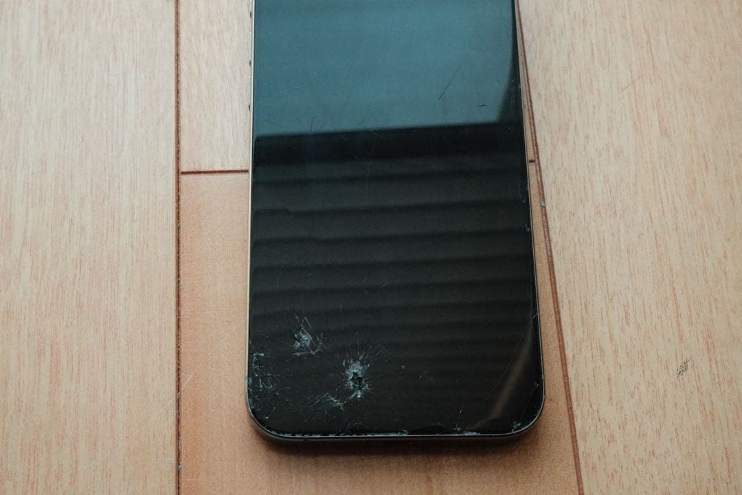 iPhone 15 pro max 256GB 箱有り　ひび割れあり