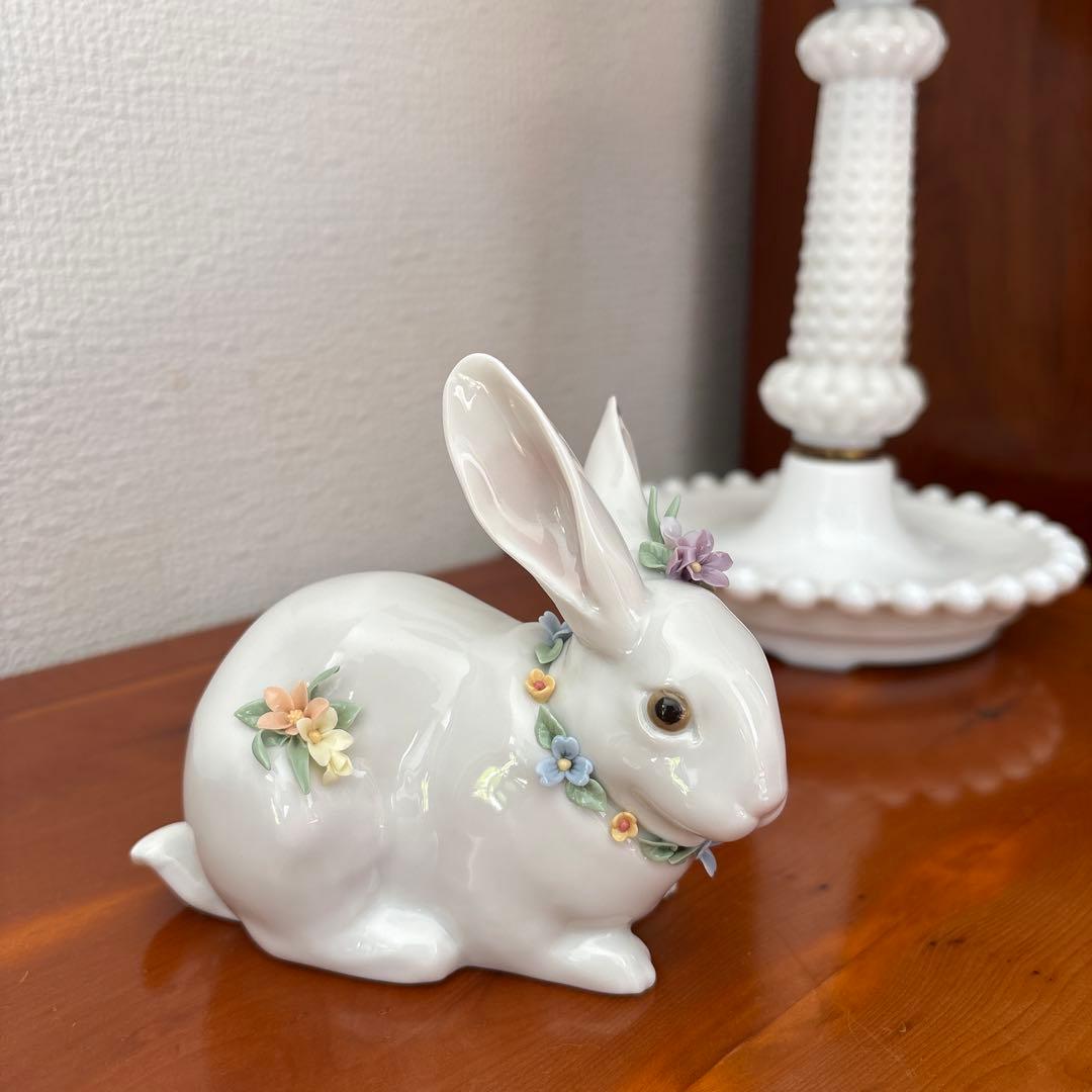 《リヤドロ》ウサギの陶器置物 花の装飾付き　欠けなし