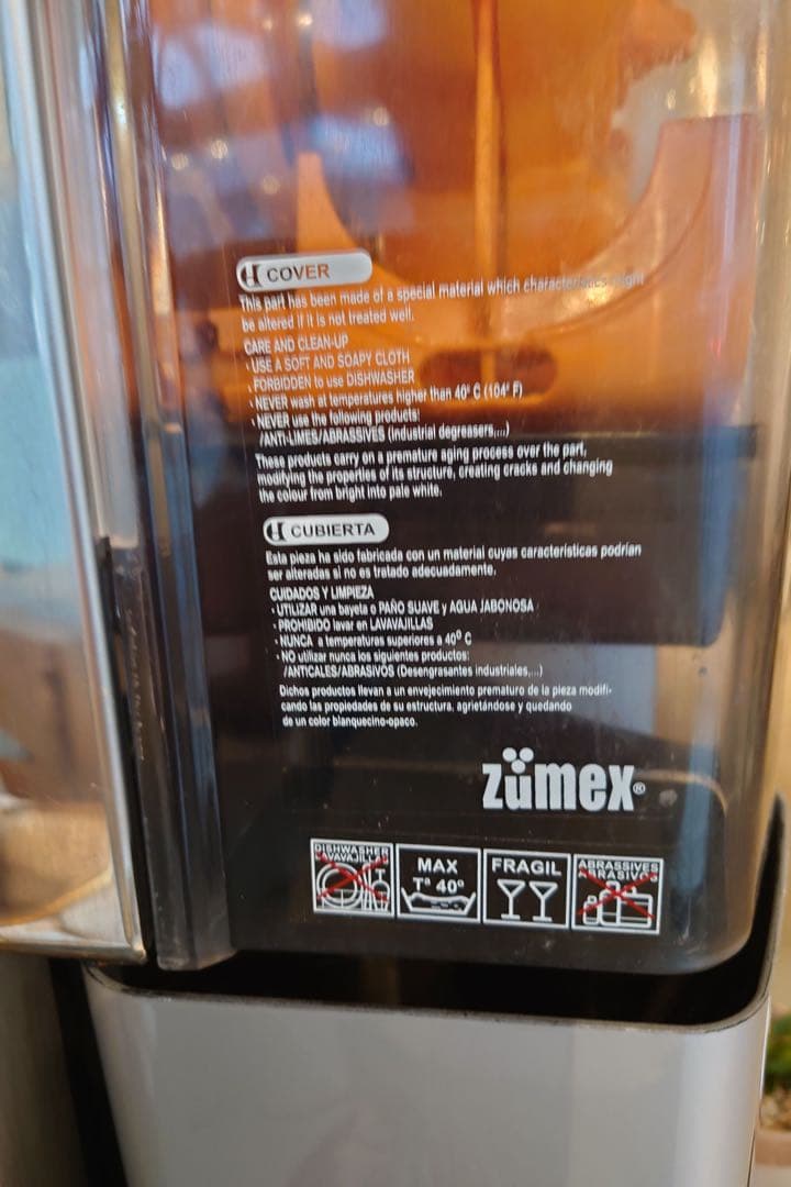 Zümex 自動オレンジ絞り機