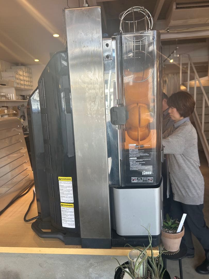 Zümex 自動オレンジ絞り機