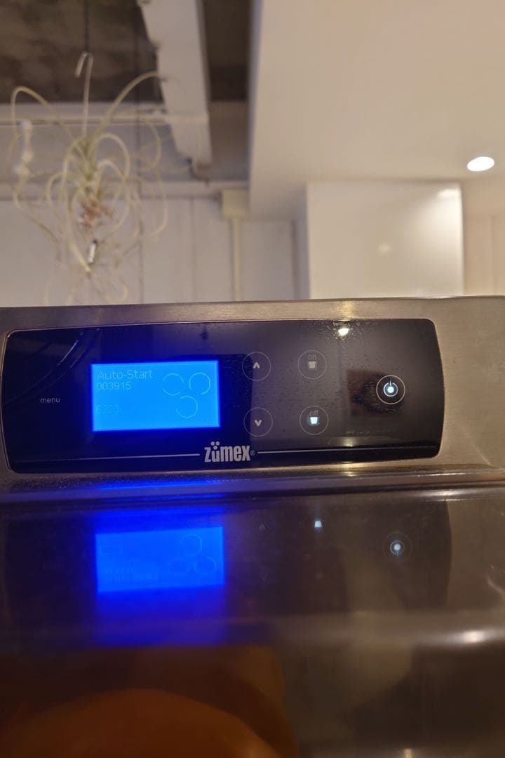 Zümex 自動オレンジ絞り機