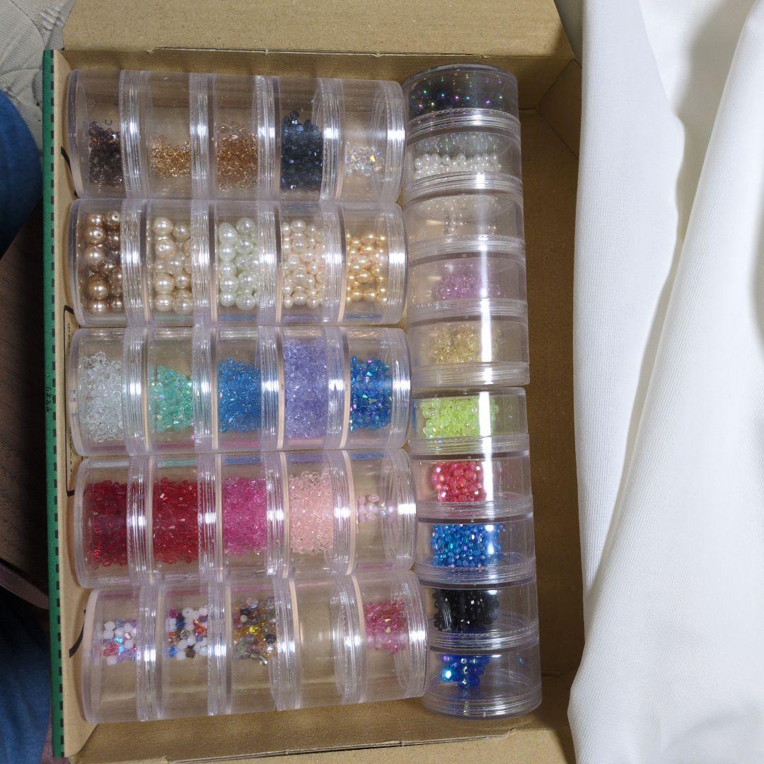 本　はじめてのビーズアクセサリー　 1・2・3・4 定価　各1200えん