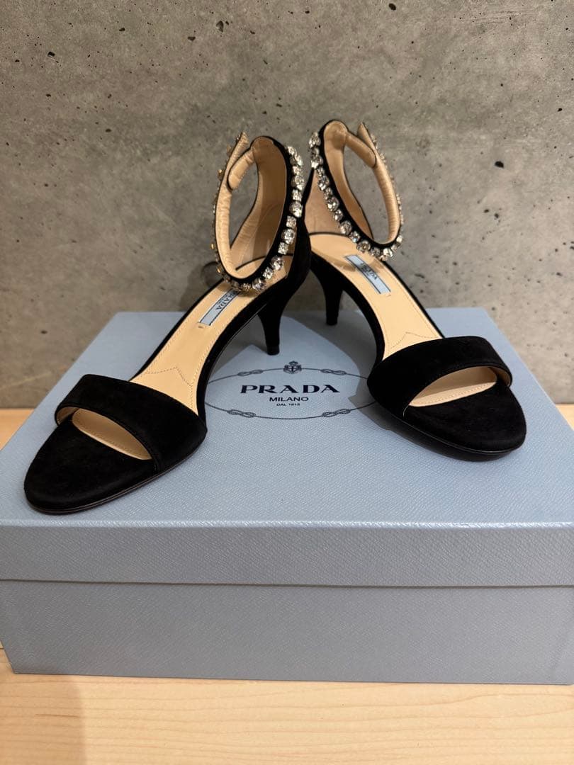 [[⭐︎きゃあこ⭐︎]]PRADA ブラック サンダル ビジュー付き
