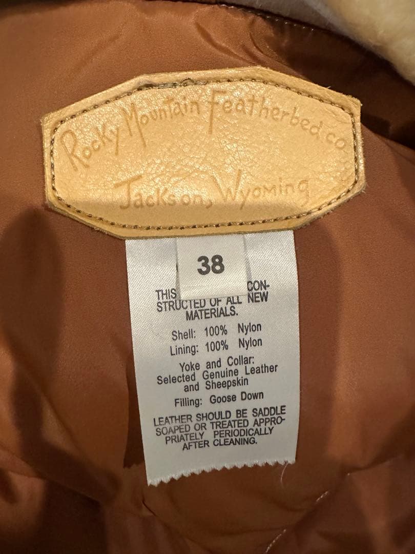 Rocky Mountain Featherbedファー付きベージュダウンベスト