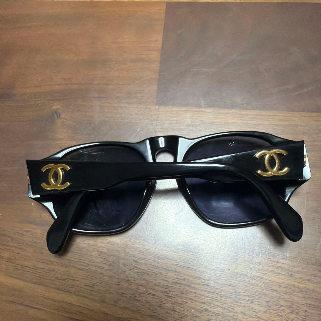 CHANEL ブラックサングラス ゴールドロゴ