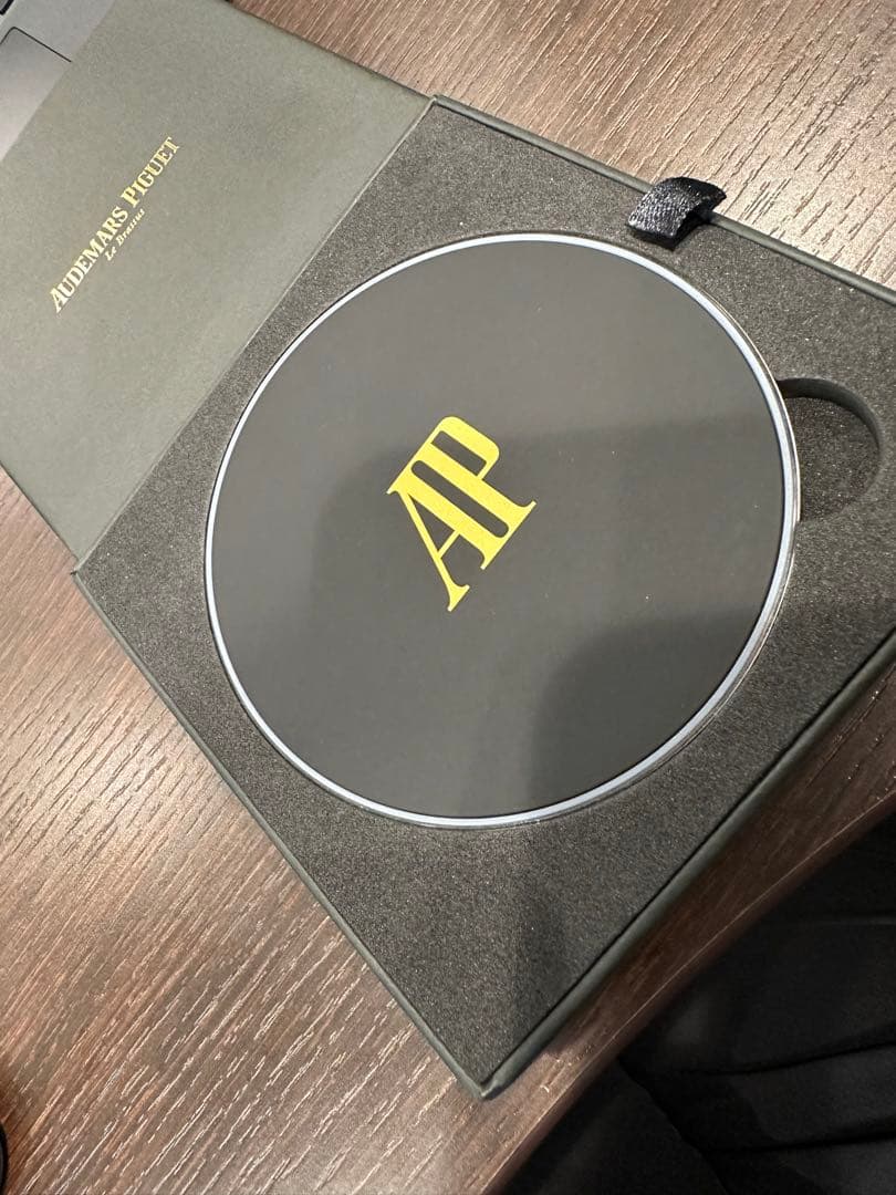 希少　オーデマ ピゲ　ノベルティ　置くだけ充電