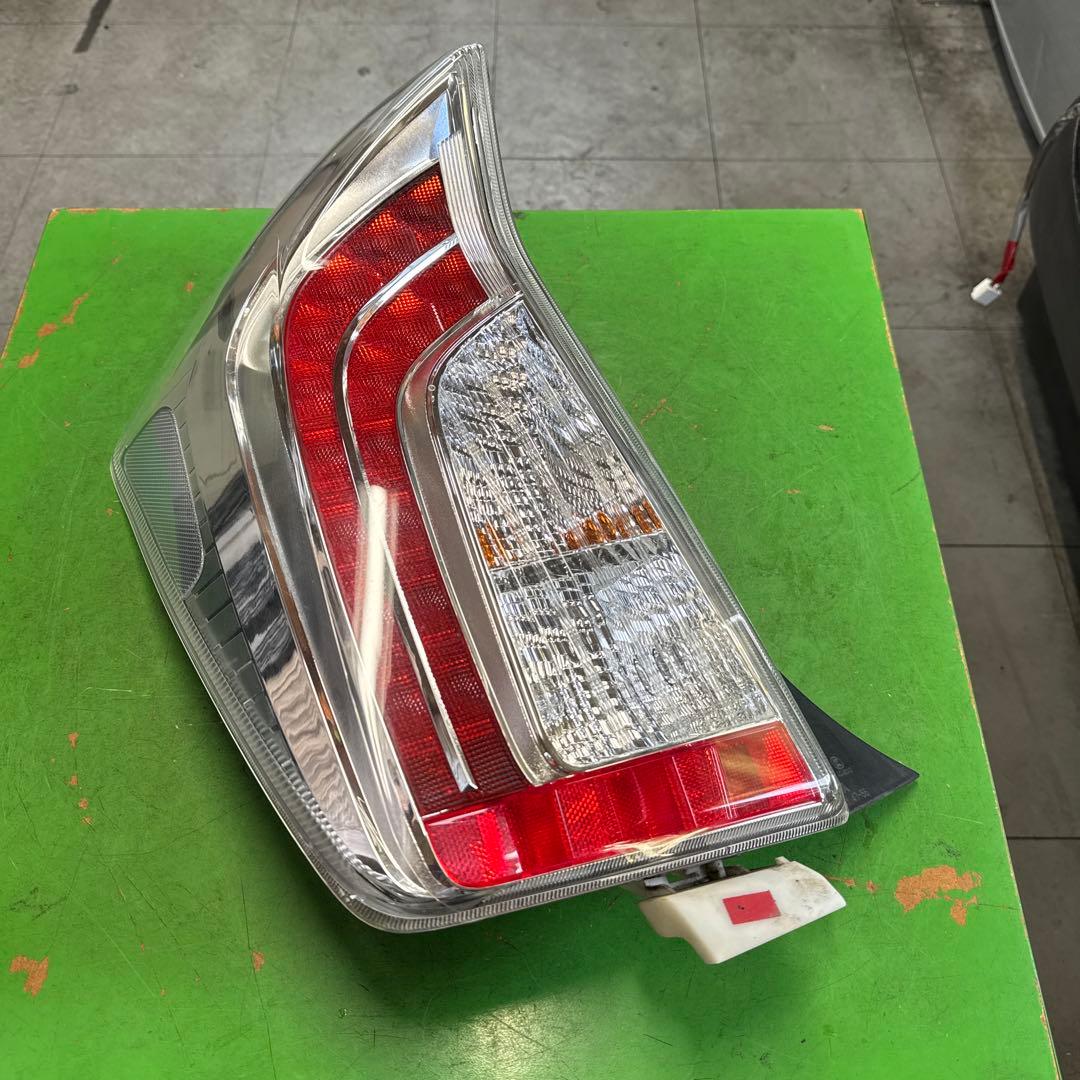 トヨタ　プリウス　30 後期　テールランプ　テールライト　左右セット　　中古品
