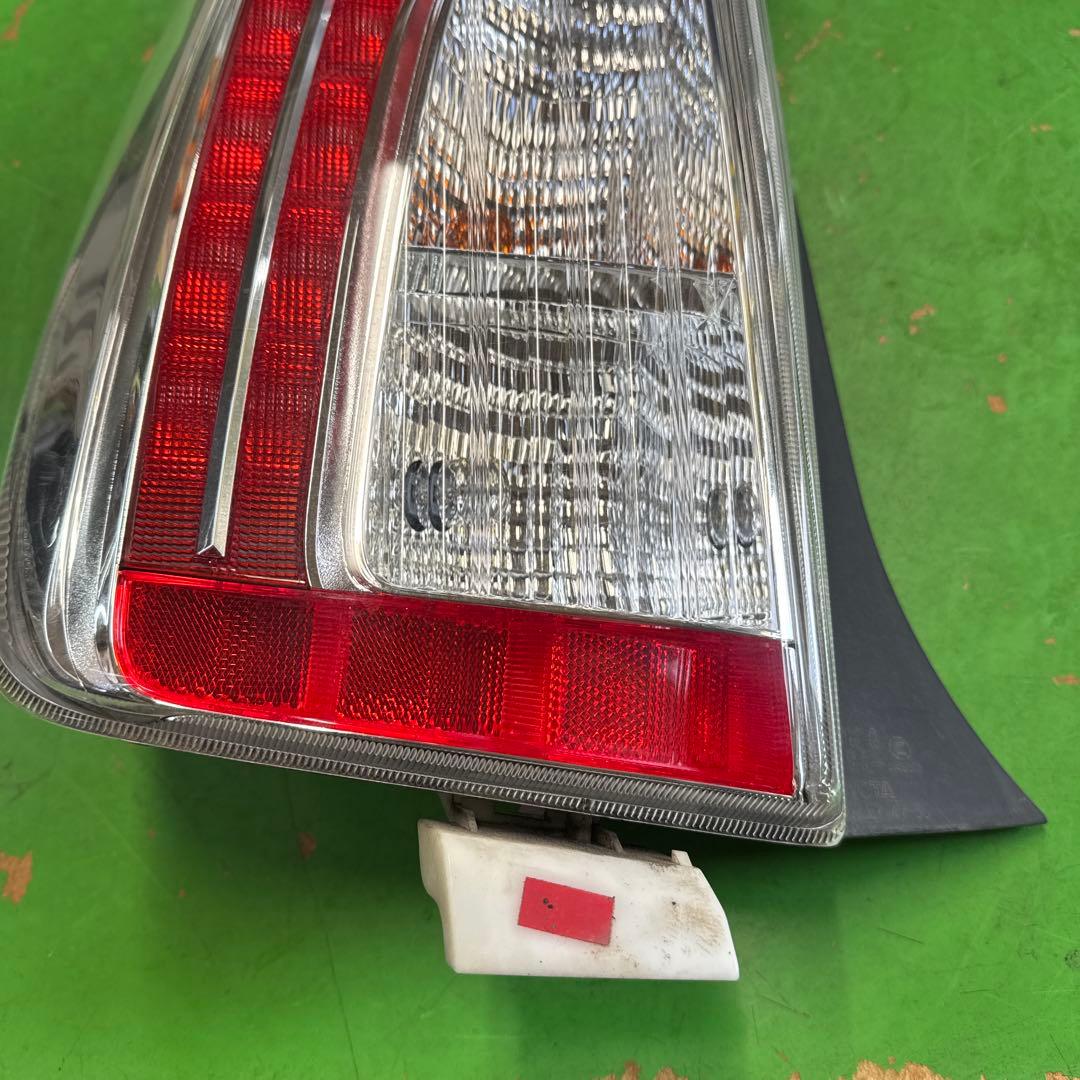 トヨタ　プリウス　30 後期　テールランプ　テールライト　左右セット　　中古品