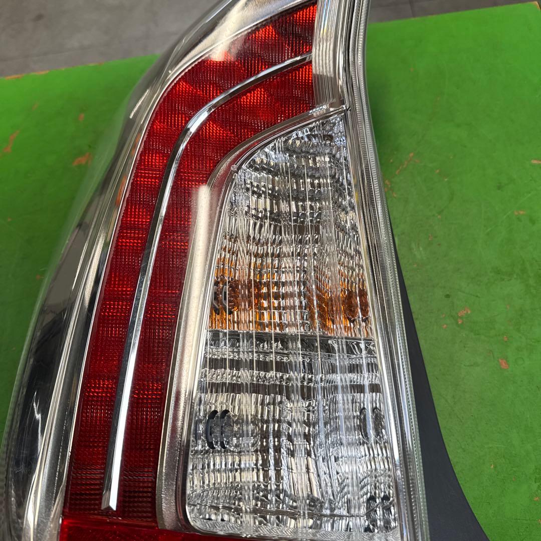 トヨタ　プリウス　30 後期　テールランプ　テールライト　左右セット　　中古品
