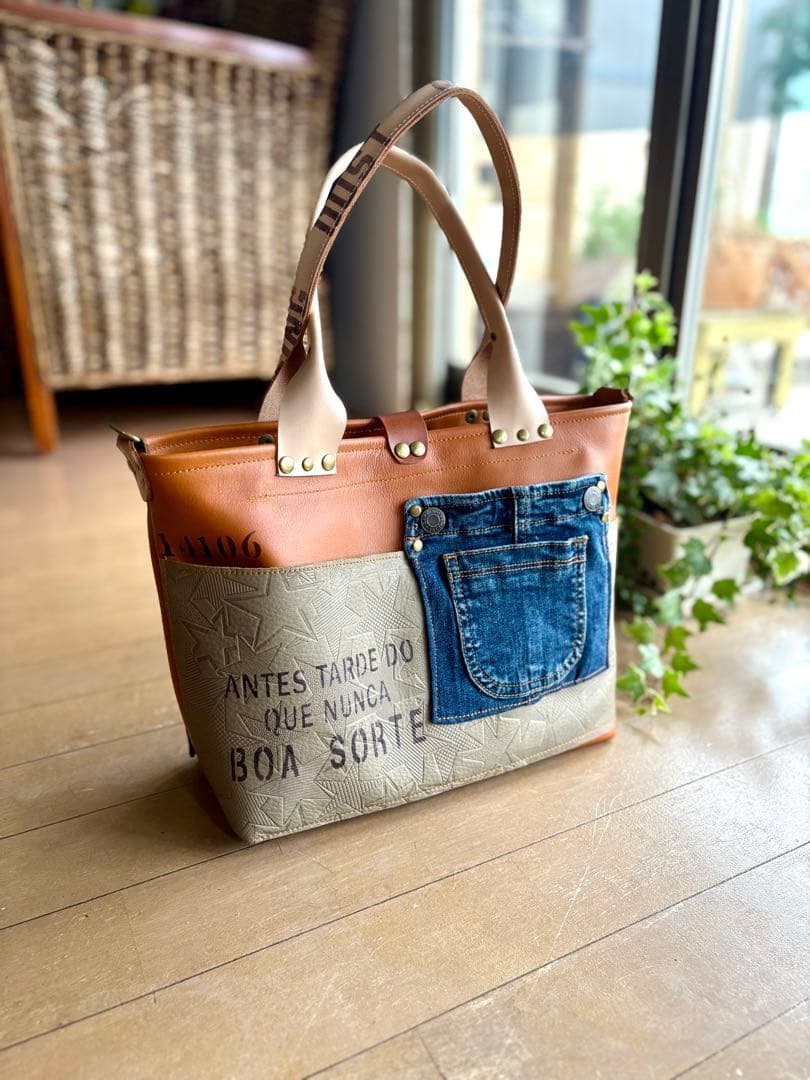 牛革キャメル、デニムポケットのトートバッグ