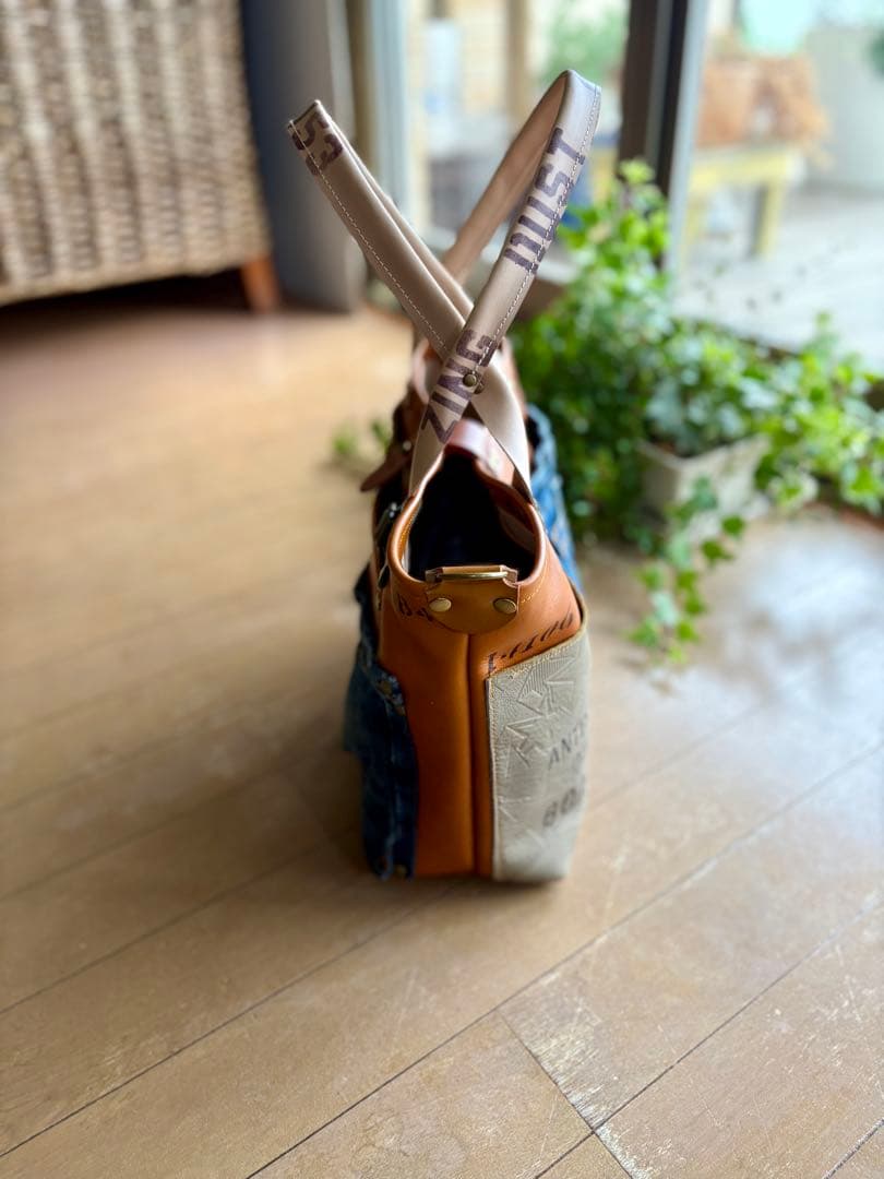 牛革キャメル、デニムポケットのトートバッグ