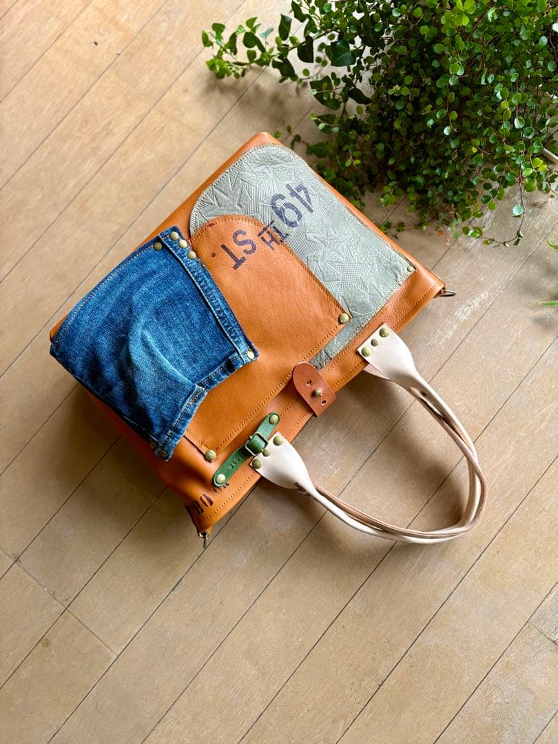 牛革キャメル、デニムポケットのトートバッグ
