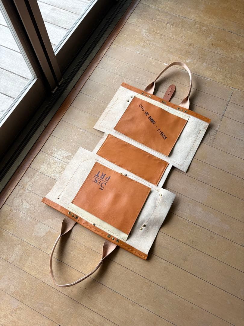 牛革キャメル、デニムポケットのトートバッグ